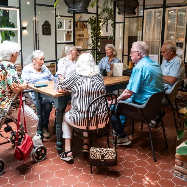 Ouderen in ontmoetingsruimte Liv inn Hilversum (sociale huurwoningen voor senioren)
