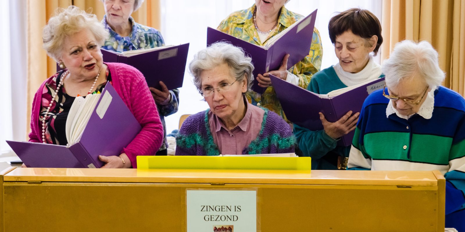 Ouderen zingen samen in een koor