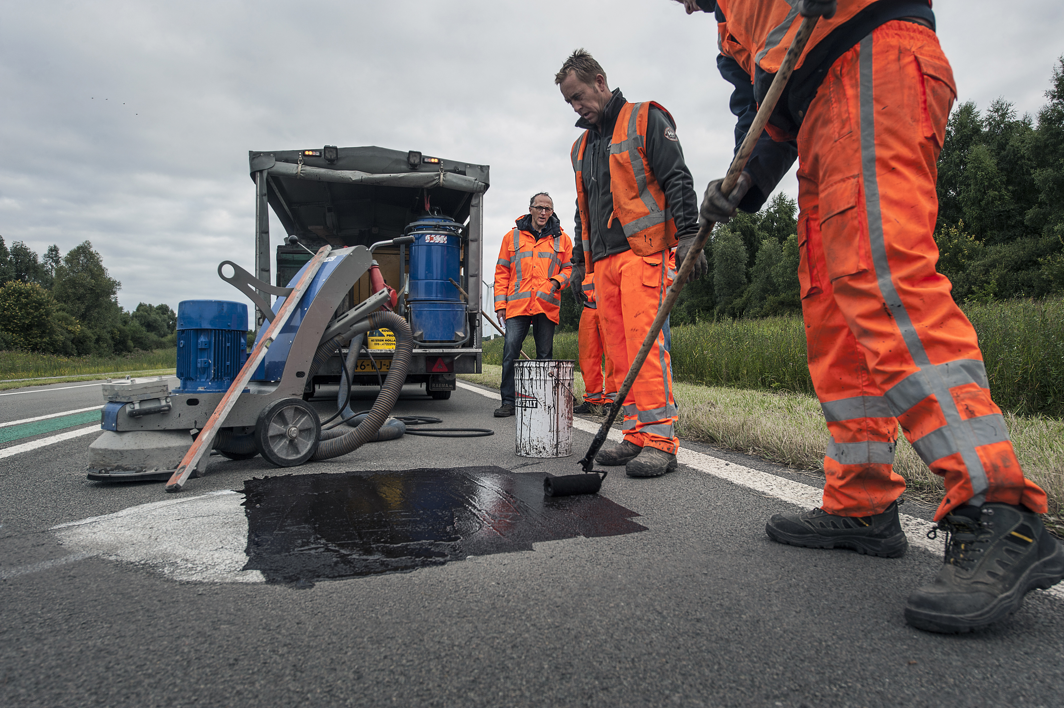 Mannen werken aan de weg