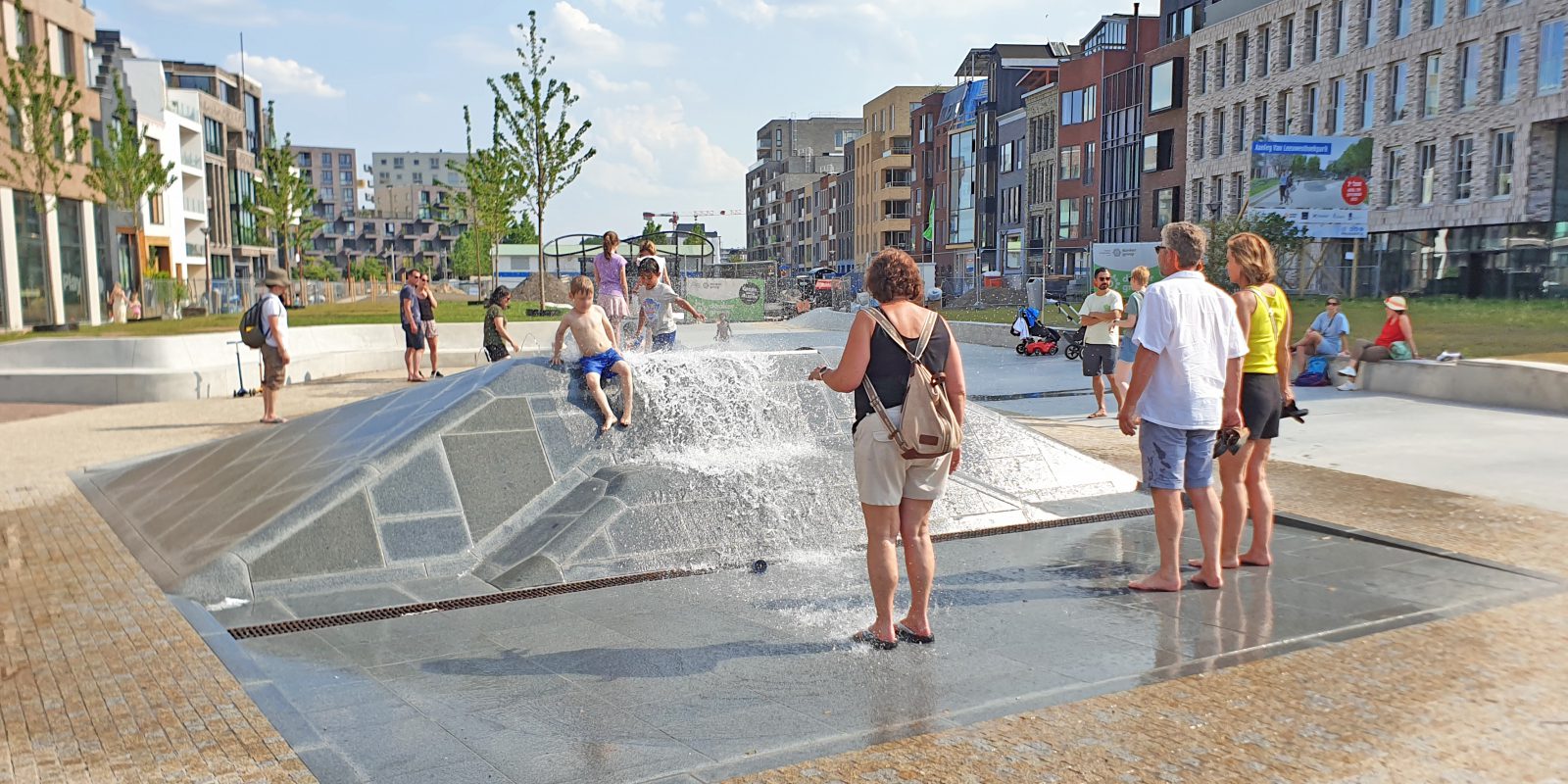 Mensen in openbare ruimte in Delft bij een waterelement