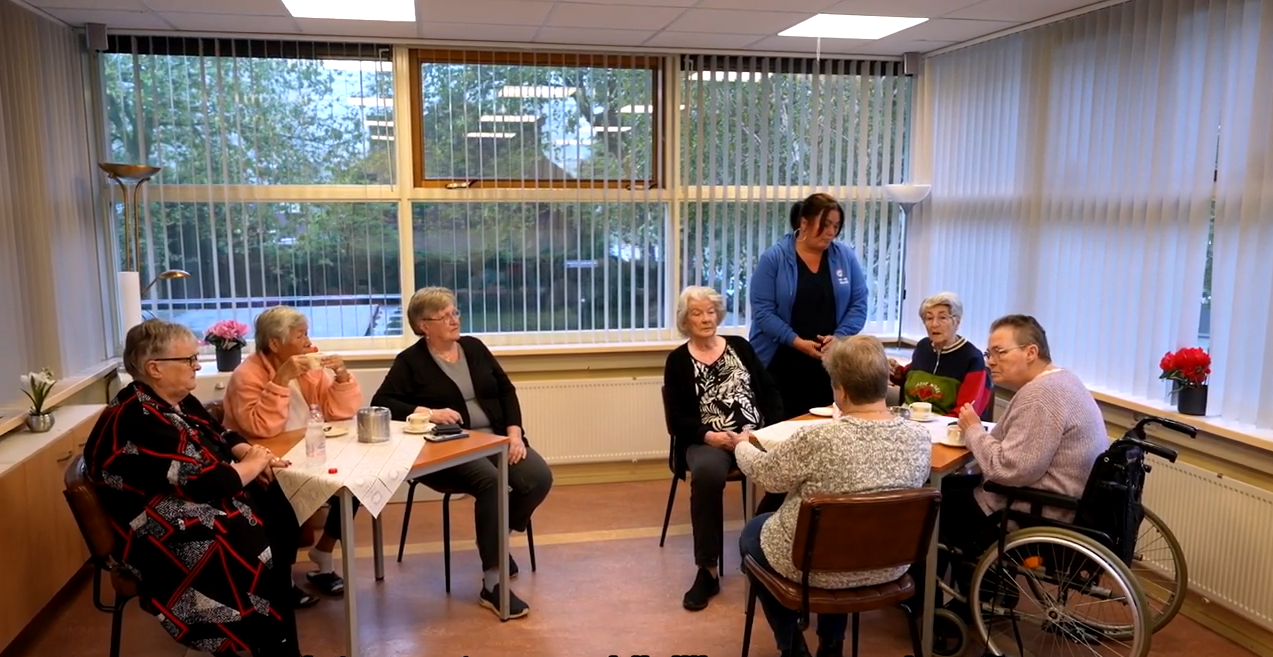 Oudere dames in een ontmoetingsruimte van een flat in Rijswijk