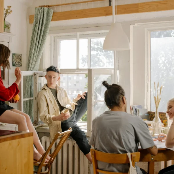 Huisgenoten zitten samen in de keuken