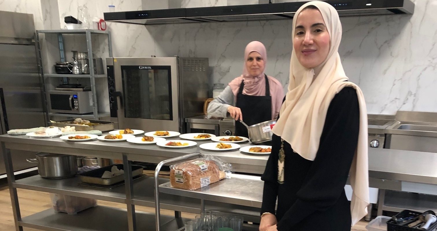 Hakima en andere dame in keuken bij woonzorgcomplex Beyt Essalam