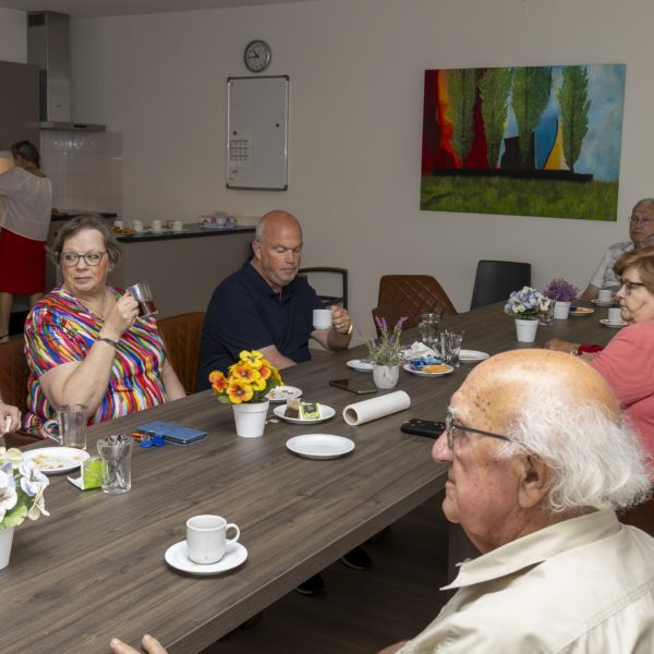 Senioren aan tafel in wooncomplex de Johannes, Veghel