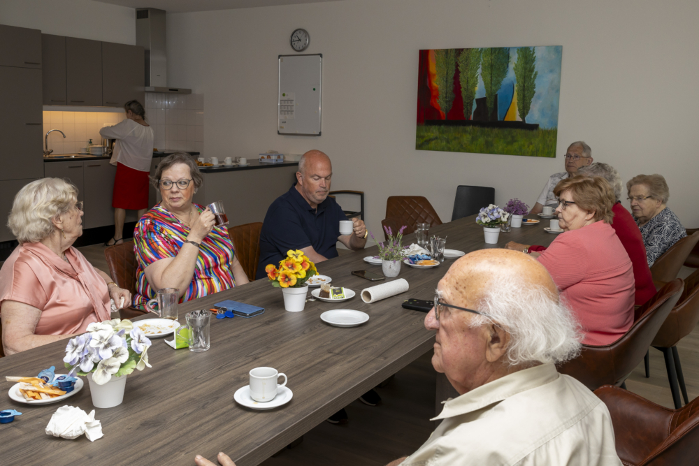 Senioren aan tafel in wooncomplex de Johannes, Veghel