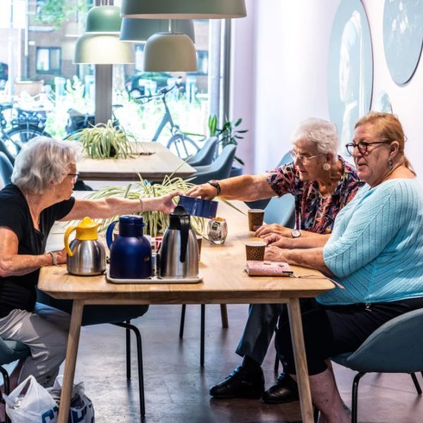 Ontmoeten ouderen in Loonsduinse Hof Den Haag