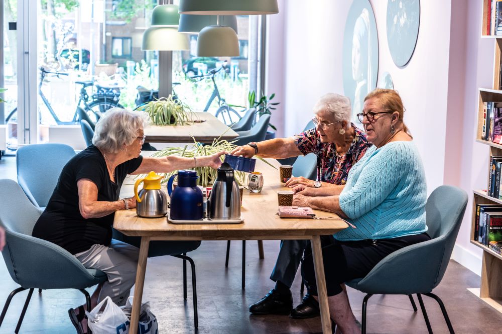Ontmoeten ouderen in Loonsduinse Hof Den Haag
