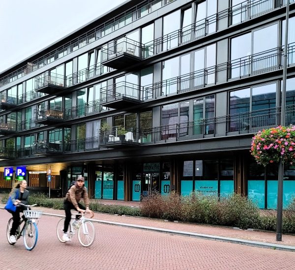 Mensen fietsen in de stad in Arnhem