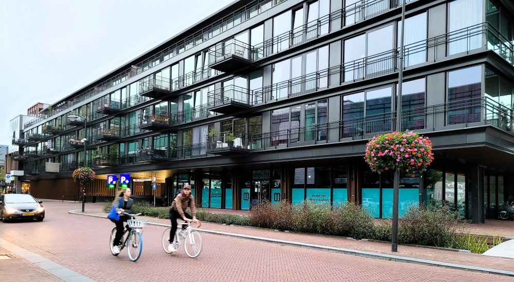 Mensen fietsen in de stad in Arnhem